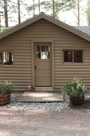 Restauradores de cabañas: Una cabaña para toda la familia Restauradores de cabañas: Una cabaña para toda la familia