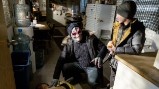 Resident Alien (T3): Ep.4 Gripe aviar Resident Alien (T3): Ep.4 Gripe aviar