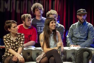 Un lugar llamado mundo: La mala Rodriguez, Raimundo Amador y Triángulo de amor bizarro. Un lugar llamado mundo: La mala Rodriguez, Raimundo Amador y Triángulo de amor bizarro.