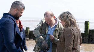 Los casos de Pearl Nolan (T3): Ep.1 Chica, Playa de Whitstable