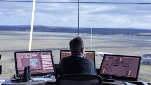 Dentro del aeropuerto de Melbourne: Más y más grande