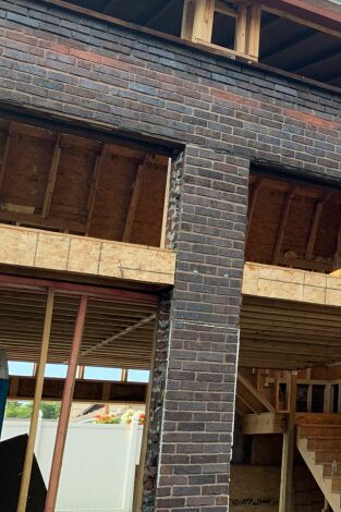 Negocios arriesgados con Mina: Sanders se sale de las vías