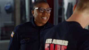 9-1-1 (T5): Ep.11 Mirando desde fuera