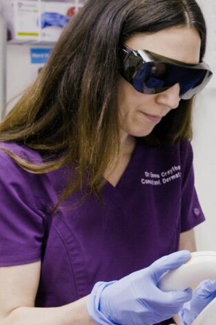 Dr. Emma: clínica dermatológica: Connor, Jo, Emma y Figen