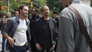 Ley y orden: unidad de víctimas especiales (T26): Ep.4 Sofocadas