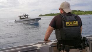 Control de aeropuertos: el Caribe: Contrabandistas en el puerto