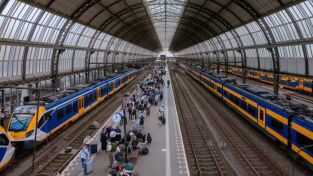 Amsterdam Central 24/7: Trenes, trenes, trenes