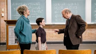 El joven Sheldon (T1): Ep.19 Gluones, guacamole y el color morado