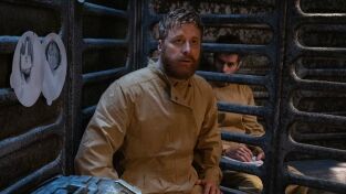 Resident Alien (T4): Ep.1 Prisioneros