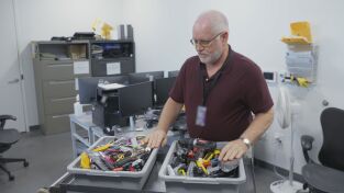 Dentro del aeropuerto: equipaje perdido: Diamantes, disfraces y efectivo