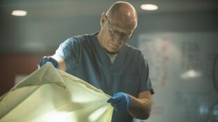 Motive (T2): Ep.4 Conflicto de intereses