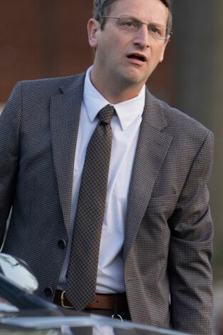 La empresa de las sillas (T1): Ep.2 Sangre nueva, cinco Rones