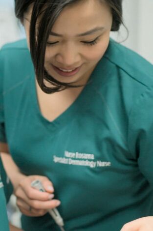 Dr. Emma: clínica dermatológica: Georgia, Kirtsy, Sharon y Tony