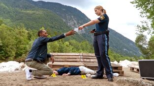 Asesinatos en la montaña (T5): Ep.6 Nieve de sangre