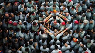 Nuestro planeta (One Strange Rock): Despertar