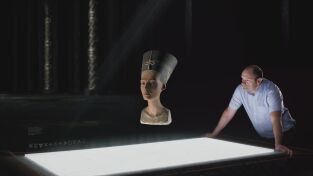 Strangest Things: El cuerpo de la turbera, la máquina de Abrams, el busto de Nefertiti