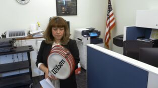 Dentro del aeropuerto: equipaje perdido: Un perrito perdido y raquetas vintage