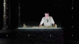 Strangest Things: Esqueleto fantasmal, cámara espía, el rodillo de Shakespeare