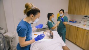 Dr. Emma: clínica dermatológica: Es un bombón