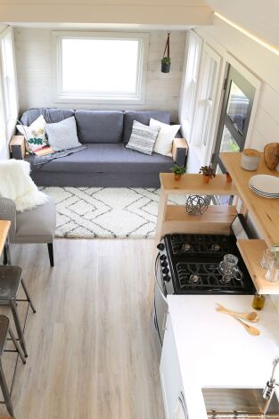 Minicasas sobre ruedas: Una minicasa de lujo junto a un lago