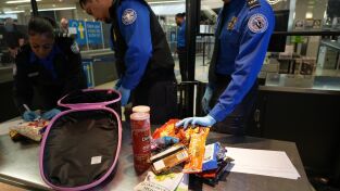 Dentro del aeropuerto: equipaje perdido: Un reloj caro y perlas de un valor incalculable