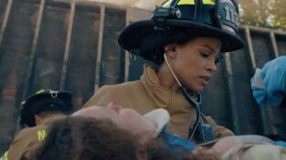 9-1-1: Nashville (T1): Ep.8 Todo el equipo a una