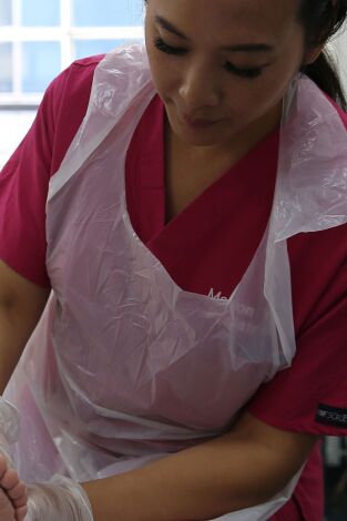 Dra Marion a sus pies: Patada a los olores