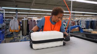 Dentro del aeropuerto: equipaje perdido: Unas Jordan vintage y una furgoneta con barbería incorporada
