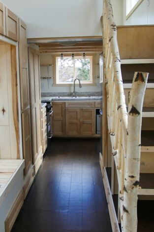 Minicasas sobre ruedas: Una joven pareja construye una pequeña casa de abedul