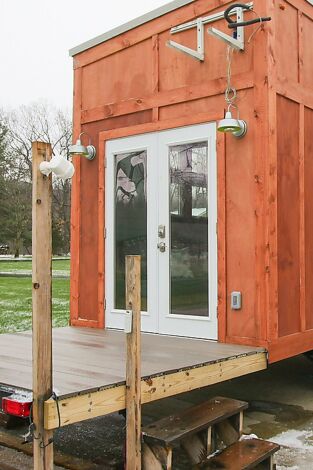 Minicasas sobre ruedas: Recién casados ​​construyen un pequeño nido para escapar de la nieve