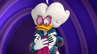 Disney Junior Mickey Mouse Funhouse (T3): Ep.1 Chickie Boo-Boo, ¿dónde estás? / ¡Los héroes del patio!