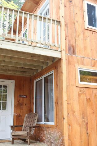 Restauradores de cabañas: Renovar el campamento en la playa de Cook