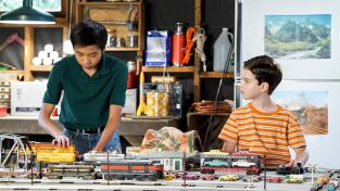 El joven Sheldon (T1): Ep.10 Una pluma de águila, una judía verde y unos hippies