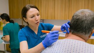 Dra. Emma: clínica dermatológica: Solo es agonía