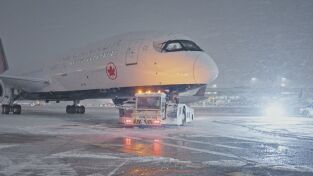 Dentro del aeropuerto de Toronto: Batalla contra la nieve