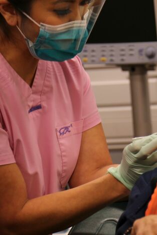 La doctora Lee, los mejores momentos: Dolor en el cuello