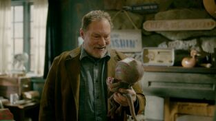Resident Alien (T4): Ep.7 Complejo de Edipo