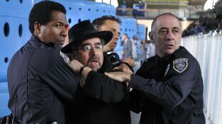 Warehouse 13 (T2): Ep.1 El tiempo dirá