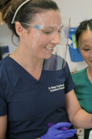 Dra. Emma: clínica dermatológica: Leanne, Trish, Carrie y Jak